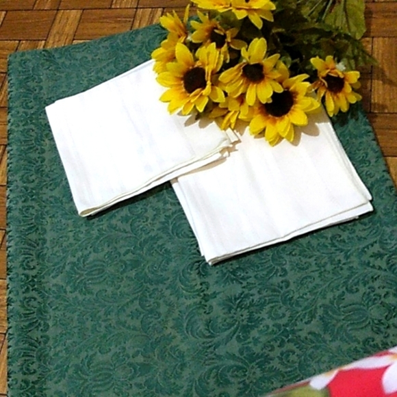 Tablecloth & 6 napkins approx 56x80 - Picture 1 of 6